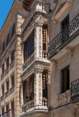 İspanya 'nın Salamanca kentindeki antik bir binanın süslü taş pencere çerçevesi.
