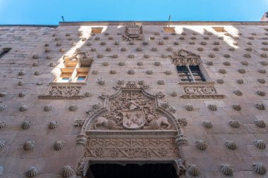 İspanya 'nın Salamanca şehrinde süslemeli Gotik Saray cephesi