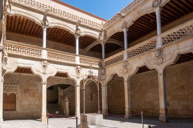 İspanya 'nın Salamanca kentindeki Halk Kütüphanesi avlusu