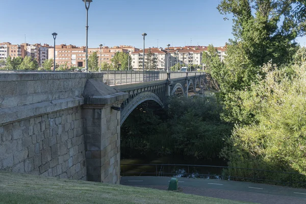 Puente Vehicular Sobre Río Tormes Ciudad Salamanca España — Foto de Stock