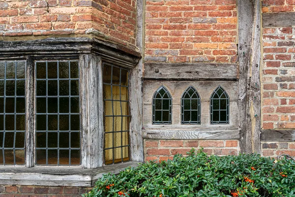 歴史的なレンガ造りの建物の上の古代の木造窓の詳細 — ストック写真