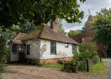 Smarden, Kent, İngiltere 'de bulunan Smarden köyünde eski bir kır evi ve kır evi.