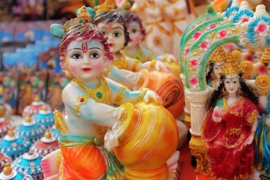 Hint Tanrısı Krishna tereyağı yiyor. Hediyelik eşya dükkanında Krishna'nın çocuk oyunlarını anlatan heykelcikler.