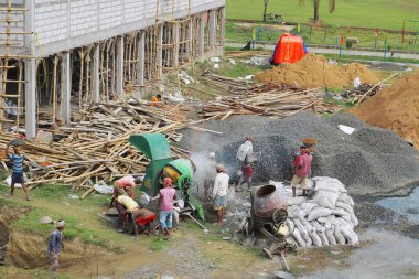 şantiyede çalışan insanların görünümü, Hindistan, Mayapur, Mart 16, 2019.
