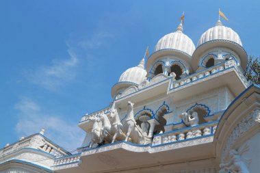 Navadwip, Hindistan'da mavi gökyüzüne karşı Hindu tapınağının kar beyaz kubbeleri.