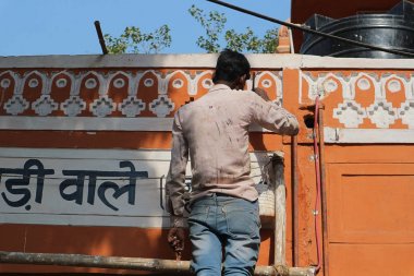 otantik çit tarafından duran Hintli adamın arka görünümü. Hindistan, Rajasthan, Jaipur, 10 Ocak 2019.