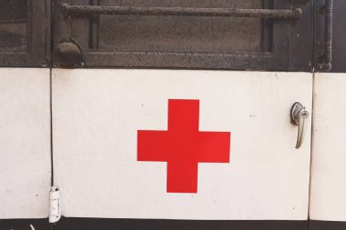 ambulans araba üzerinde ambulans kırmızı haç işareti
