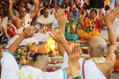 Hindistan'da Yajna töreni. Mayapur, Iskcon devoteelerin başlatılması. 2 Mart 2019