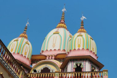 güneş ışığı altında mavi gökyüzü altında renkli otantik Hindu tapınağı, Mayapur, Hindistan.