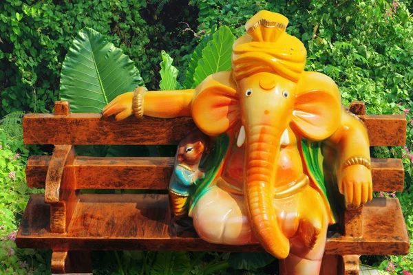 Deus Indiano Ganesh Com Cabeça Elefante Senta Banco Contra Jardim — Fotografia de Stock