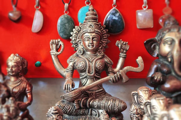 Figura Bronze Deusa Sabedoria Saraswati Fundo Vermelho Uma Loja Lembranças — Fotografia de Stock