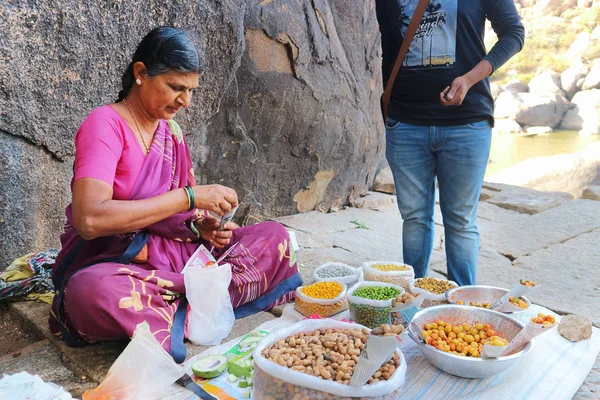 Vendedor Comida Callejera Comprador Una Mujer Vende Cacahuetes Guisantes Hampi —  Fotos de Stock