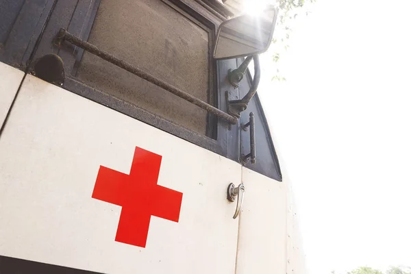 Segno Croce Rossa Ambulanza Auto Ambulanza — Foto Stock