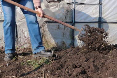 bahçede yaba ile çalışan adam kırpılmış çekim