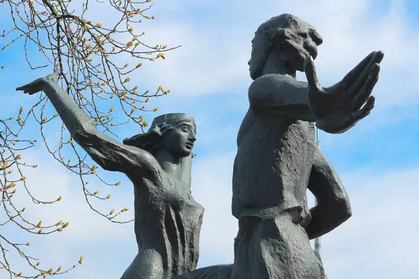 Twee Sculpturen Van Hardlopen Man Vrouw Buitenshuis — Stockfoto