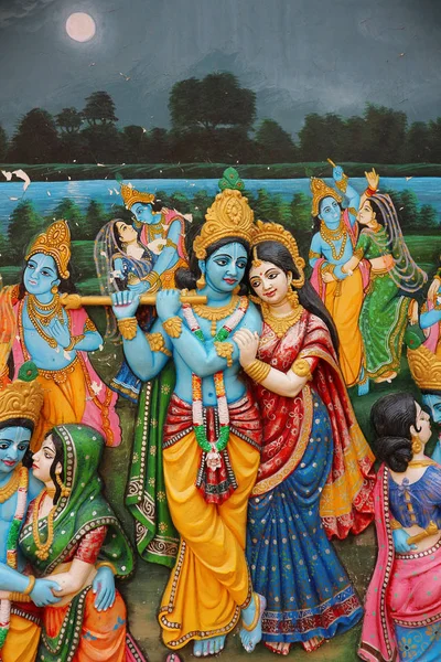 Yüce Krishna gopi cowherd kızlarla dans eder. Dans Rasa. Hindu tapınağında duvar sanatı. Hindistan, Vrindavan, 31 Mart 2019.