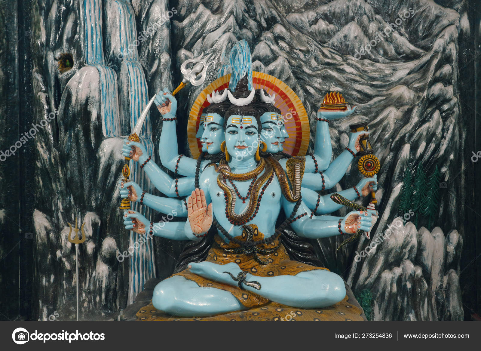 多頭で多武装のシヴァ卿 インドの神シヴァの彫刻 リシケシュ 多頭で多武装のシヴァ卿 インドの神シヴァの彫刻 リシケシュ