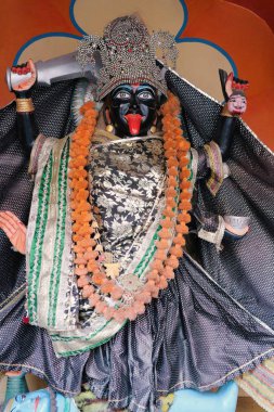 Tanrıça Kali tanrı ile Hindu sunağı.
