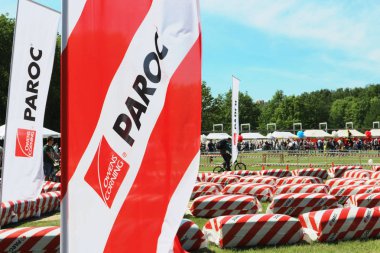 Bayraklar üzerinde Paroc logosu. Paroc, yeni ve yenilenmiş binalar, deniz, akustik ve açık deniz için taş yünün enerji tasarruflu ve yangın emniyetli yalıtım çözümlerini temsil eder. Beyaz Rusya, Minsk, 18 Mayıs 2019