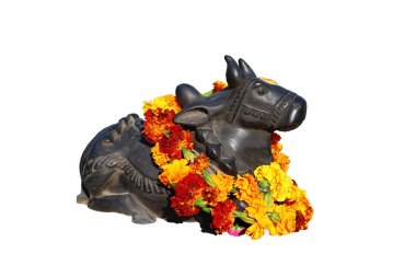 Lord Shiva'nın binici hayvanı Ganj Nehri'nin arka planına ve Himalayalar'ın eteklerindeki Boğa Nandi'dir. Geleneksel Hindistan ibadet dini nesne.