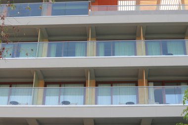 otel binası balkonlarının düşük açılı görünümü