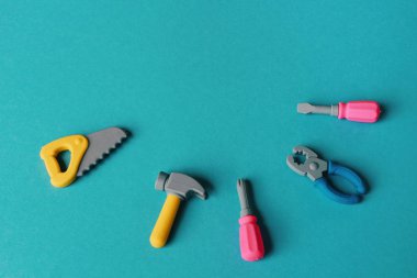 mavi arka plan üzerinde çeşitli oyuncak araçları
