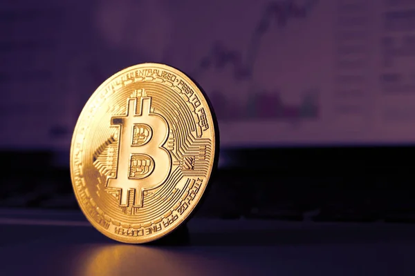 Döviz ticareti programı ile karanlık bir arka plan ekranında Bitcoin sikke.
