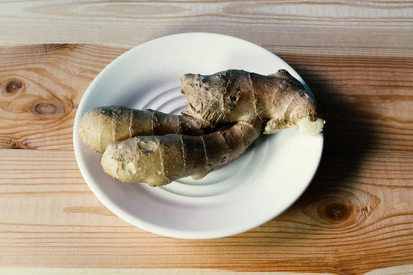 Ingwerwurzel Auf Weißem Teller Holztisch — Stockfoto