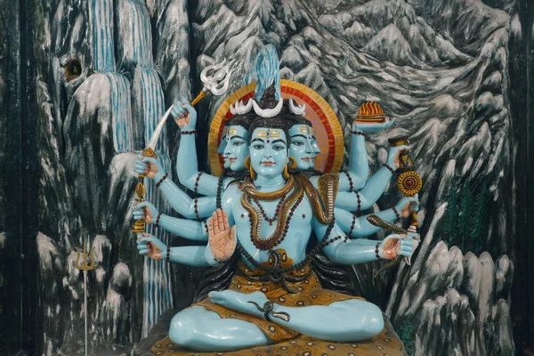 Çok başlı ve çok kollu Lord Shiva. Hint Tanrısı Şiva'nın heykeli. Rishikesh, Hindistan, 11 Aralık 2018.