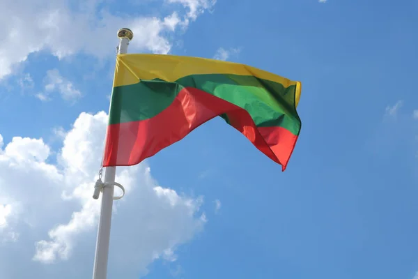 Bandeira Lithuania Céu Azul Nublado — Fotografia de Stock