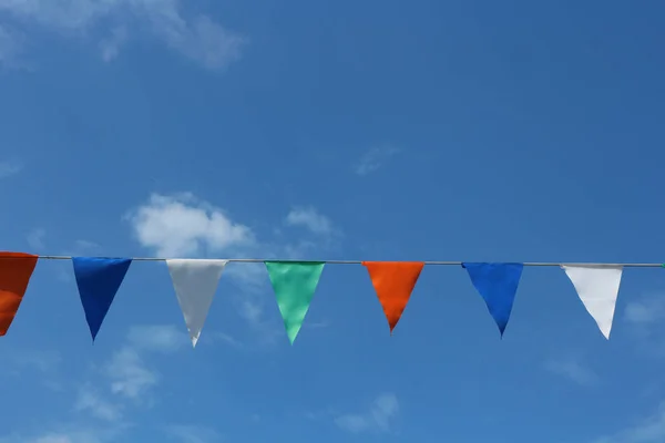 Красочные Флаги Голубом Облачном Небе — стоковое фото