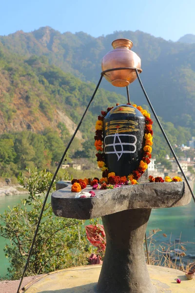 花瓶と花を持つ宗教的なヒンドゥー教の彫刻 — ストック写真