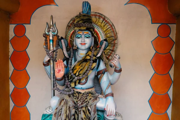 多頭で多武装のシヴァ卿 インドの神シヴァの彫刻 リシケシュ