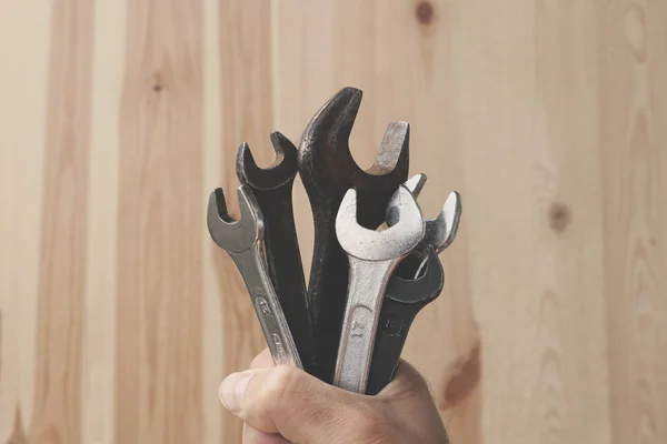 ahşap arka plan üzerinde el tutma anahtarları