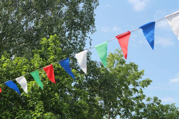 Красочные Флаги Гирляндой Голубом Облачном Небе Зеленью — стоковое фото