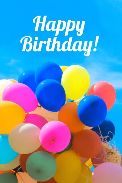 Happy Birthday Schriftzug Und Bunte Luftballons Blauen Bewölkten Himmel — Stockfoto