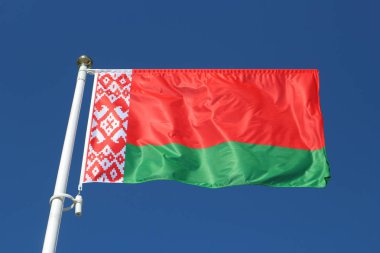 güneş mavi gökyüzünde belarus ulusal bayrağı yaktı