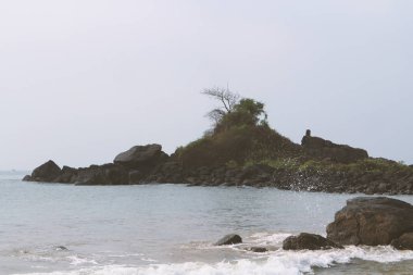 deniz suyundaki kayaların manzara görünümü, Gokarna, Hindistan