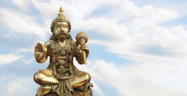 Bronz Hanuman açık bulutlu gökyüzünün arka planda.