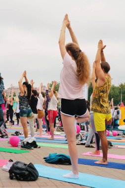 Minsk'te yoga günü. Birçok kişi yoga paspaslar üzerinde birlikte yoga yapmak. Beyaz Rusya, Minsk, 22 Haziran 2019.