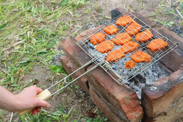 Bijgesneden Schot Van Persoon Koken Kip Grid Sintels Outdoor Scene — Stockfoto