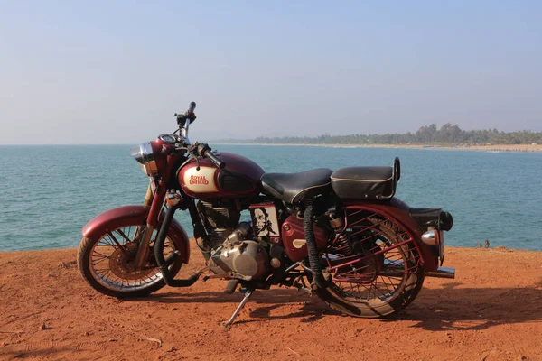 Hindistan'da deniz ve gökyüzü arka planda Royal Enfield motosiklet, Gokarna, Şubat 13, 2019