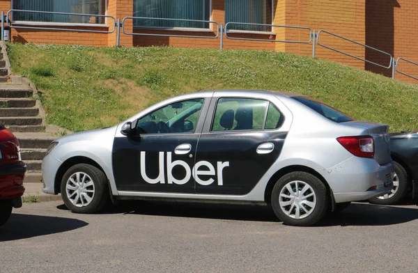 Uber logolu araba park etmiş. Beyaz Rusya, Minsk, 18 Haziran 2019.