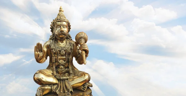 Bronz Hanuman açık bulutlu gökyüzünün arka planda.