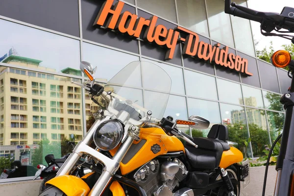 Harley-Davidson salonunun yanındaki motosikletler. Amerikan motosiklet üreticisi ve Abd Silahlı Kuvvetleri için askeri ürünlerin sertifikalı tedarikçisi. Beyaz Rusya, Minsk, 28 Haziran 2018