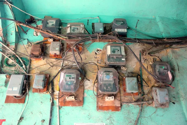 Oude Beschadigde Elektrische Meters Groene Muur — Stockfoto