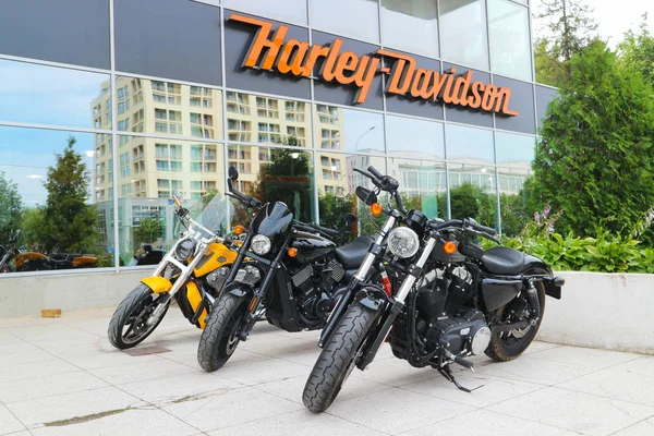 Harley-Davidson salonunun yanındaki motosikletler. Amerikan motosiklet üreticisi ve Abd Silahlı Kuvvetleri için askeri ürünlerin sertifikalı tedarikçisi. Beyaz Rusya, Minsk, 28 Haziran 2018