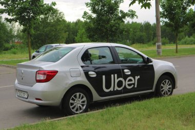 Uber logolu taksi arabası park etmiş. Beyaz Rusya, Minsk, 20 Haziran 2019.