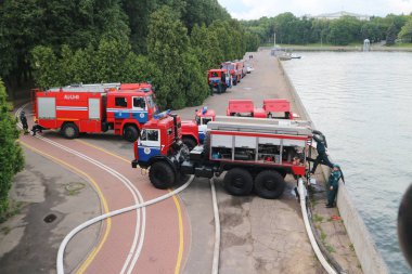İtfaiye araçları yangını söndürmek için nehirden su topluyor. Beyaz Rusya, Minsk, 14 Temmuz 2019.