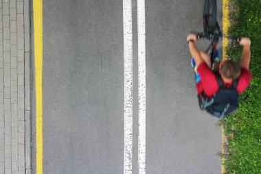 Bulanık bisikletçi bisiklet yolu sürmek. Yukarıdan görüntüle.